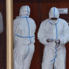 Forenses turcos tras analizar los cadáveres de víctimas del ataque químico.-AP