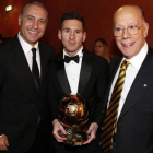 Leo Messi, quíntuple ganador del Balón de Oro, junto a los también premiados azulgranas Hristo Stoichkov (1994) y Luis Suárez (1960).-