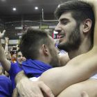 Álex Barrera (derecha) celebra con Steinarsson el ascenso a ACBlogrado el pasado 9 de junio en Villamuriel.-SANTI OTERO