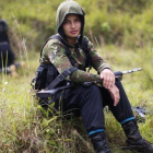 Un joven guerrillero de las FARC se toma un descanso-RODRIGO ABD