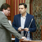 El concejal de Hacienda, Salvador de Foronda, charla con el portavoz del PSOE, Daniel de la Rosa, antes de un Pleno.-RAÚL G. OCHOA