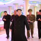 El líder de Corea del Norte, Kim Jong-un, acompañado de su séquito, en Piongyang.-REUTERS / KCNA