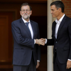 Mariano Rajoy y Pedro Sánchez, durante una reunión en el Palacio de la Moncloa.-JOSE LUIS ROCA