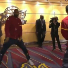 LeBron y su peculiar baile antes de saltar al parquet de Cleveland.-