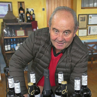 Wenceslao Gil posa con tres de sus vinos en el interior de la tienda de la bodega Vega Saúco.-M.T.