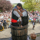 Dos jóvenes pisan la uva durante la Fiesta de la Vendimia de la Denominación de Origen Arlanza.-ECB