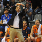 Andreu Casadevall da instrucciones a sus jugadores-Israel L. Murillo