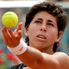 Carla Suárez se dispone a servir ante Petra Kvitova en el Foro Itálico.-Foto:   AFP PHOTO / TIZIANA FABI