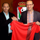 Juan Antonio Gallego (derecha) da la mano a José Manuel Molinero, el que será el entrenador la próxima campaña.-ECB