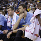 Zach Randolph, Beno Udrih, Marc Gasol y JaMychal Green, sentados en el banquillo de los Grizzlies en un momento del partido contra los Warriors.-Foto: AP / MARCIO J. SÁNCHEZ