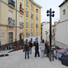 Los enseres de dos familias estuvieron repartidos por la calle Alvar Fáñez.-ISRAEL L. MURILLO