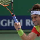 David Ferrer devuelve una bola a Andy Murray, en octavos de final de Shanghái.-Foto: AFP / JOHANNES EISELE