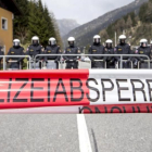 Policías desplegados en la frontera entre Austria e Italia durante una protesta en el 2016.-JAN HETFLEISCH / EFE
