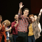 Pedro Sánchez y la exministra Carmen Calvo, anoche, en Almería.-EFE / CARLOS BARBA