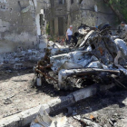 Estado en que ha quedado uno de los coches que ha explotado en Damasco, Siria.-SANA