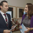 Carmen Hernando junto al director de Instituciones de CaixaBank en Castilla y León y Asturias, Alberto Navarro.-SANTI OTERO