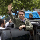 Bolsonaro saluda a sus seguidores tras depositar su voto.-AP / SILVIA IZQUIERDO