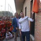 Diego Rico descubre la placa con su nombre en el campo número 2 de Castañares.-