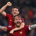 Daniele De Rossi y Alessandro Florenzi celebran el triunfo de la Roma.-/ REUTERS / ALESSANDRO BIANCHI