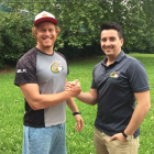 Snyman sella su compromiso con el directivo Jacobo Salvat.-TWITTER / @RUGBYAPAREJOS