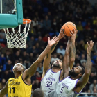 Lima y Clark pelean por un rebote, ayer, en Kiev.-BASKETBALL CHAMPIONS LEAGUE