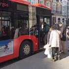 Varios usuarios suben al autobús en la parada de los Soportales de Antón.-ISRAEL L. MURILLO