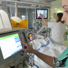 Dos sanitarias atienden a un paciente en el Hospital Universitario de Burgos. ISRAEL L. MURILLO
