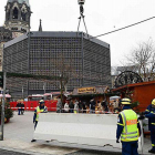 El mercadillo navideño de Berlín reabre tras colocar bloques de hormigón para evitar nuevos ataques.-AFP