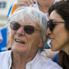 Bernie Ecclestone y su esposa, Bibiana Flosi, en las gradas del Holanda-Venezuela de voley playa femenino de los Juegos Olímpicos de Río, este sábado.-EFE / SRDJAN SUKI