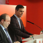 Miquel Iceta y Pedro Sánchez, durante su comparecencia para valorar los resultados del 21-D.-DANNY CAMINAL