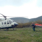 El cuerpo sin vida fue descubierto desde el aire por los agentes del helicótero de la Guardia Civil.-J. RASINES MURGA