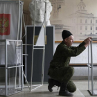 Preparación de las urnas para las elecciones presidenciales rusas en la ciudad de Stavropol.-/ REUTERS / EDUARD KORNIYENKO