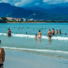 Playa brasileña de Ubatuba, donde los bañistas han conseguido hallar a los padres de un niño perdido.-EL PERIÓDICO