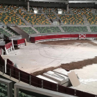 Imagen de los trabajos de colocación de la arena en el Coliseum.-ECB