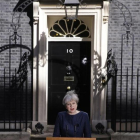 May, durante su declaración frente al 10 de Downing Street.-AP / ALASTAIR GRANT