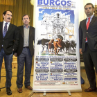 Manuel Molés, Curro Vázquez y Carlos Zúñiga hijo, junto a los carteles de la feria taurina.-SANTI OTERO