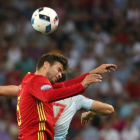 Piqué salta junto al turco Gonul en el duelo disputado en Niza.-EFE / OLIVER WEIKEN