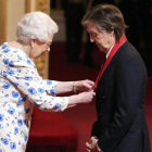 Paul McCartney, condecorado por la reina Isabel II.-/ AP / YUI MOK