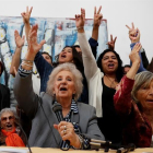 La titular de Abuelas de Plaza de Mayo, Estela de Carlotto (C), y Blanca Bustamante (i), familiar del nieto restituido por Abuelas de Plaza de Mayo.-EFE