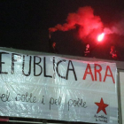 Estudantes de la UAB, rompen carteles con el mensaje de Régimen del 78.Estudantes de la UAB, rompen carteles con el mensaje de Régimen del 78.-ACN