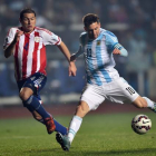 El jugador argentino, Lionel Messi, junto al defensa del Paraguay, Pablo Cesar Aguilar.-Foto: YURI CORTEZ / AFP