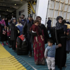 Refugiados y migrantes desembarcan del ferri 'Eleftherios Venizelos' a su llegada al puerto de Elefsina, a 20 kilómetros al noroeste de Atenas, procedentes de Lesbos, este lunes.-EFE / YANNIS KOLESIDIS