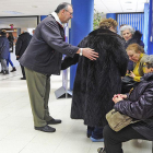 Varias personas esperan a ser atendidas en el centro de salud de Los Cubos.-ISRAEL L. MURILLO