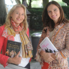 Almudena de Arteaga (i.) y Mamen Sánchez pasaron todo el día en el paseo del Espolón con sus últimas novelas en mano.-Israel L. Murillo