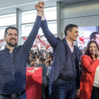 Luis Tudanca y Pedro Sánchez alzan sus manos en el acto de ayer en Burgos.-SANTI OTERO