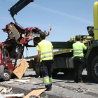 estado en que quedó la autocaravana de matrícula británica tras el terrible impacto con el camión.-M. A.