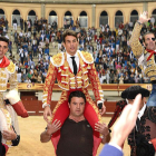 Talavante, Manzanares y Padilla saliendo a hombros en el triunfal festejo que cerró la feria el sábado.-ALBERTO CALVO