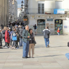 Una pareja de turistas se hace retratar con la Catedral de fondo.-ISRAEL L. MURILLO