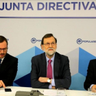 Mariano Rajoy, al inicio de la junta directiva nacional, entre el vicesecretario del PP Javier Maroto y el coordinador, Fernando Martínez-Maillo, este lunes en Madrid.-JUAN MANUEL PRATS