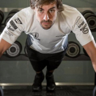 Fernando Alonso, con las pesas, en su gimnasio.-EL PERIÓDICO